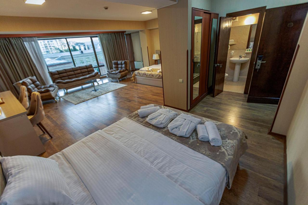 Pino Vere Palace Hotel Tbilisi Bagian luar foto