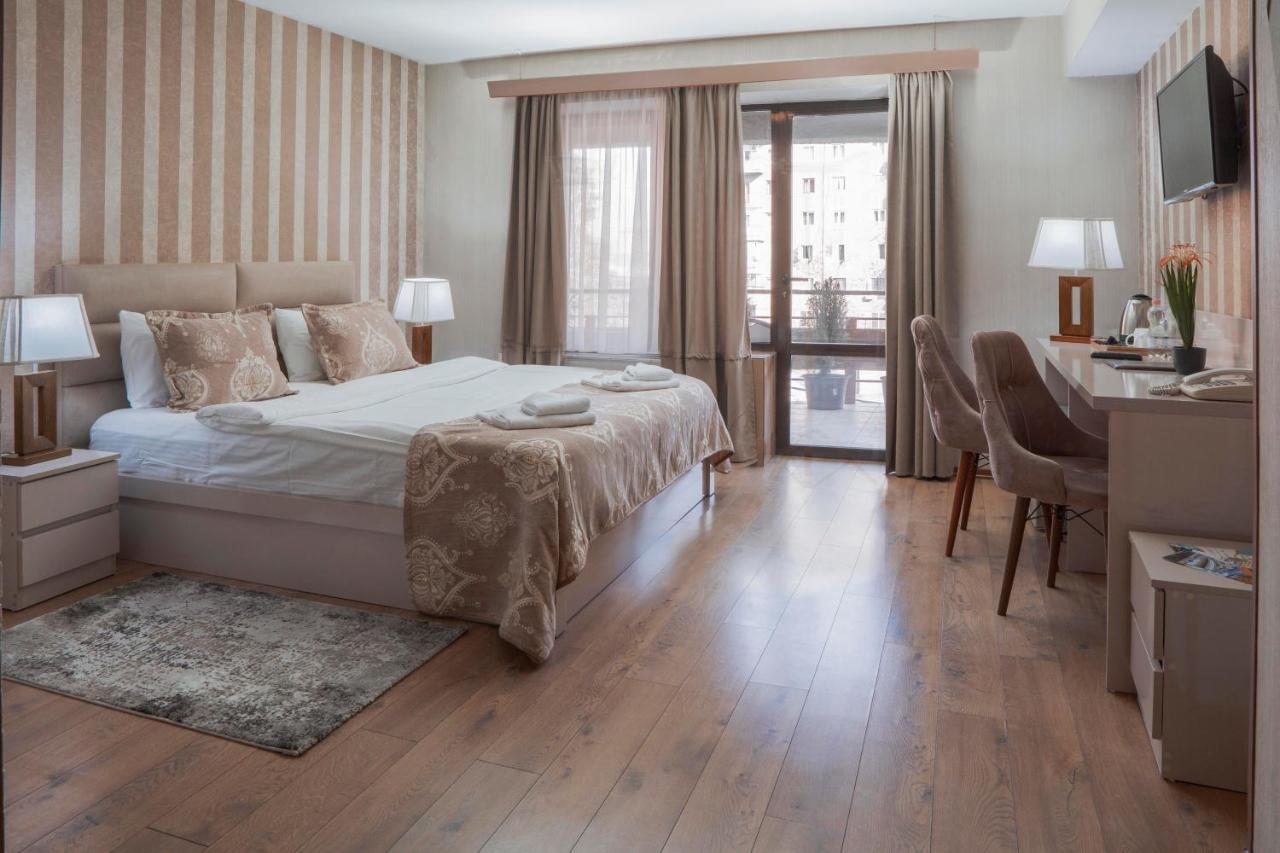 Pino Vere Palace Hotel Tbilisi Bagian luar foto