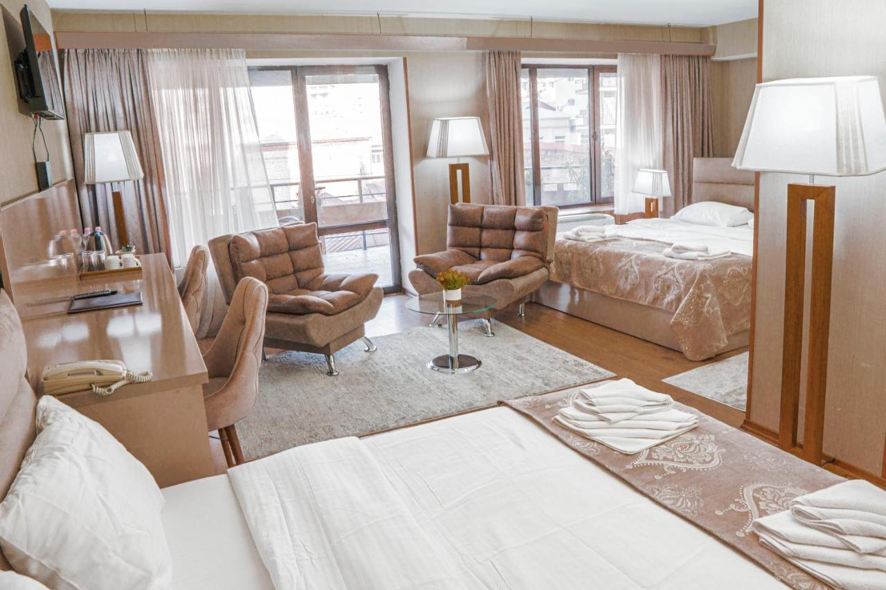 Pino Vere Palace Hotel Tbilisi Bagian luar foto