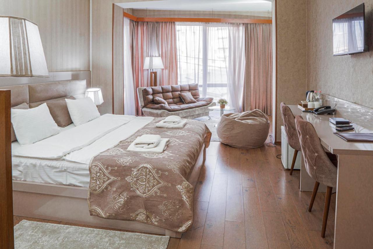 Pino Vere Palace Hotel Tbilisi Bagian luar foto