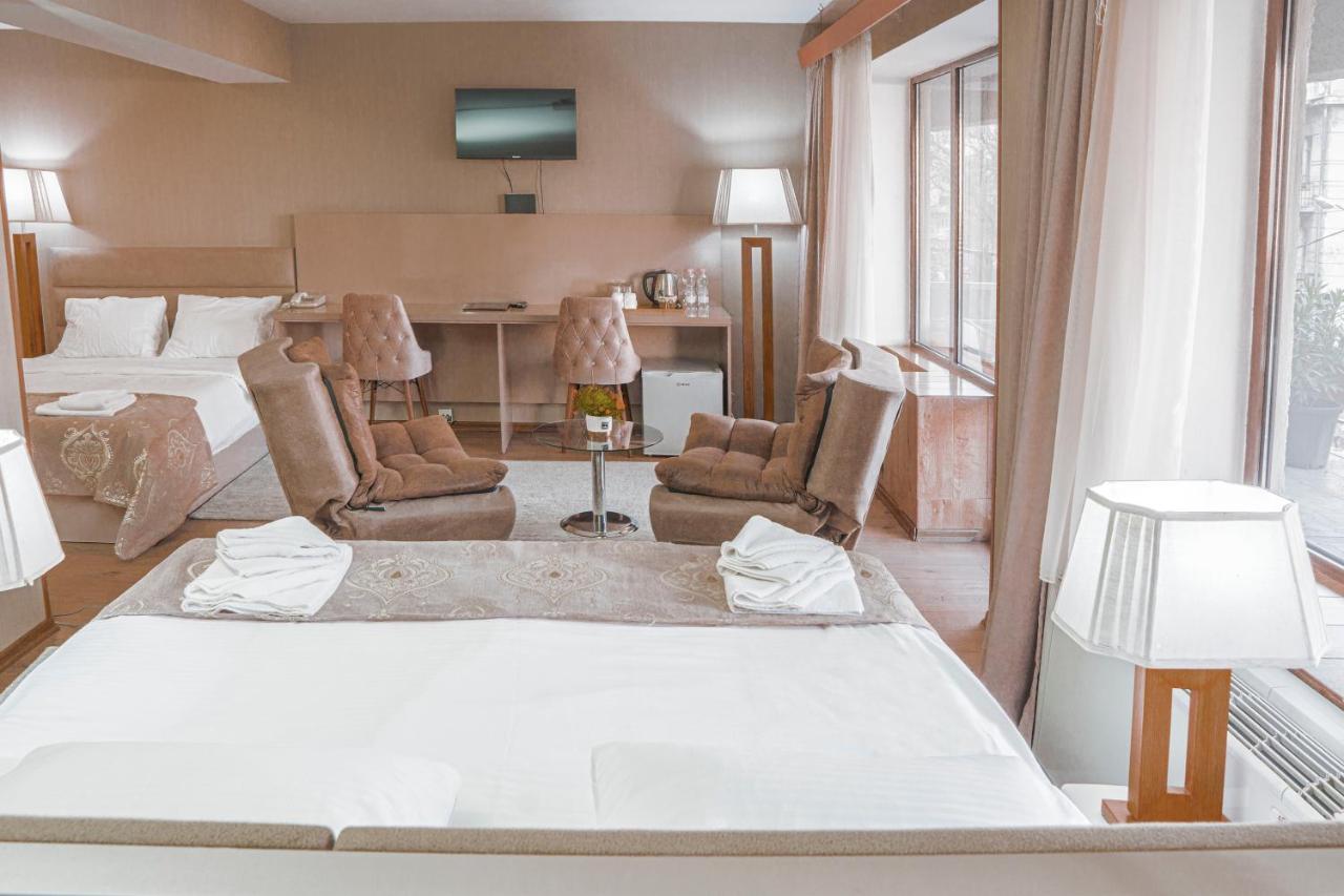 Pino Vere Palace Hotel Tbilisi Bagian luar foto