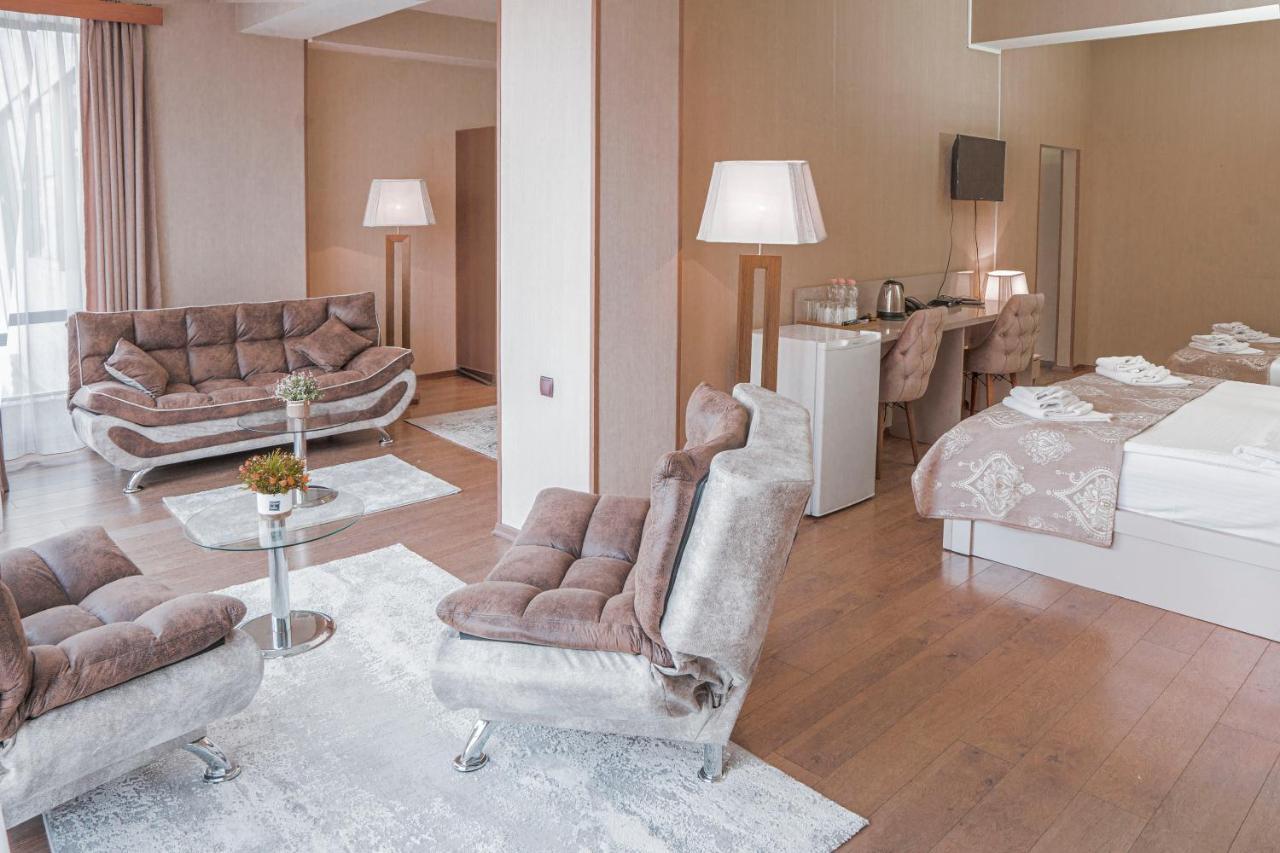 Pino Vere Palace Hotel Tbilisi Bagian luar foto