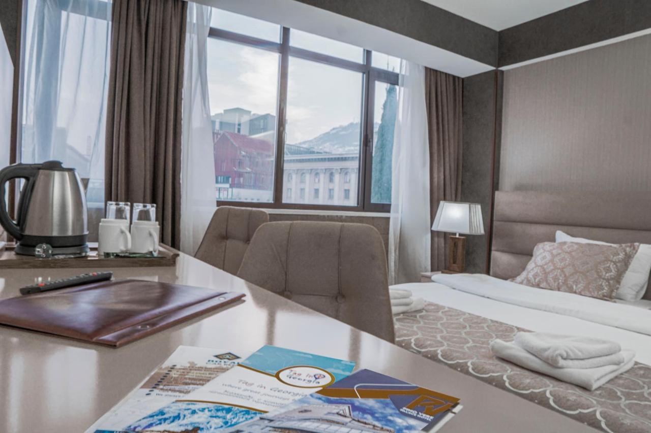 Pino Vere Palace Hotel Tbilisi Bagian luar foto