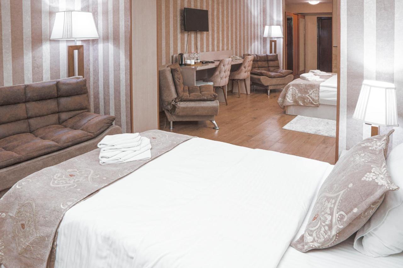 Pino Vere Palace Hotel Tbilisi Bagian luar foto